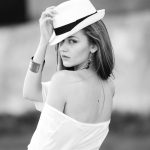 femme-chapeau-noir-et-blanc